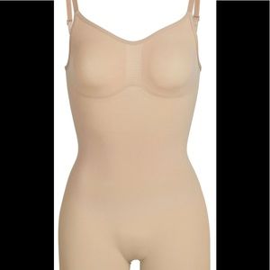Skims SCULPTING BODYSUIT MID THIGH W. OPEN GUSSET - Clay